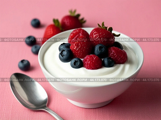 Yogurt bowl with fresh berries on a pink background. Стоковое AI-изображение, AI-художник Ольга Пахомова / Фотобанк Лори