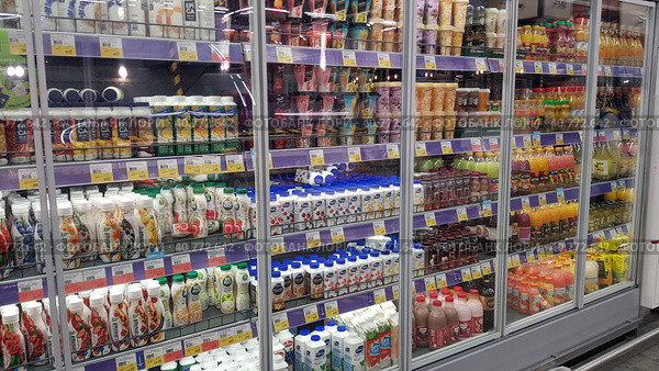 Yogurts on a shelf in a supermarket during the coronavirus epidemic (2020 год). Редакционное фото, фотограф Анна Кривицкая / Фотобанк Лори