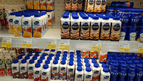 Yogurts on a shelf in a supermarket during the coronavirus epidemic (2020 год). Редакционное фото, фотограф Анна Кривицкая / Фотобанк Лори