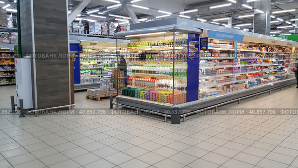 Yogurts on a shelf in a supermarket during the coronavirus epidemic (2020 год). Редакционное фото, фотограф Анна Кривицкая / Фотобанк Лори