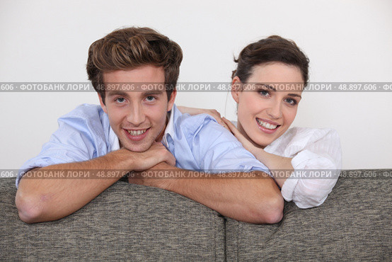 young and relaxed couple in lounge. Стоковое фото, агентство Ingram Publishing / Фотобанк Лори
