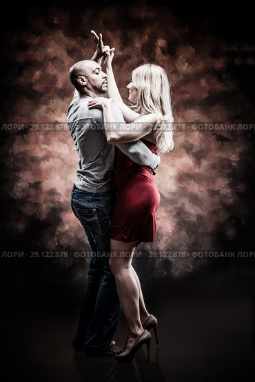 Young and sexy couple dances Caribbean Salsa. Стоковое фото, фотограф Игорь Бородин / Фотобанк Лори