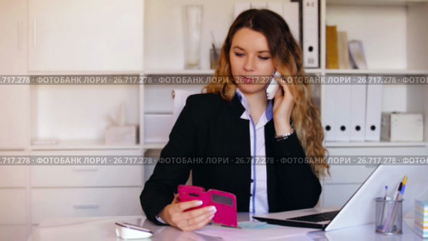 Young and smiling woman office worker talking on the phone. Стоковое видео, видеограф Яков Филимонов / Фотобанк Лори