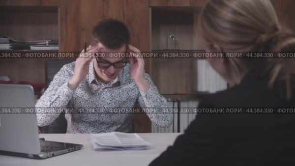 Young applicant explaining during job interview. Стоковое видео, видеограф Константин Шишкин / Фотобанк Лори