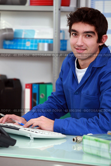 Young apprentice doing paperwork. Стоковое фото, агентство Ingram Publishing / Фотобанк Лори