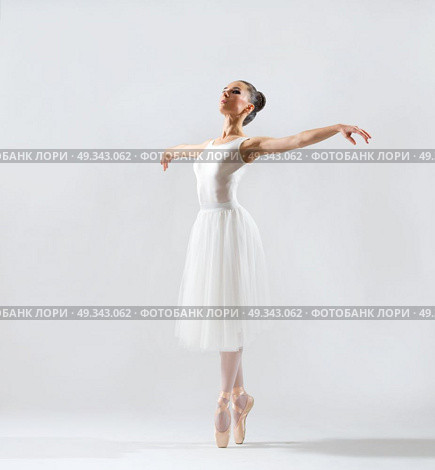 Young ballerina (on grey version) Стоковое фото, агентство Ingram Publishing / Фотобанк Лори