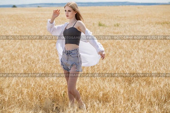 Young beautiful blonde girl posing in a wheat field. Стоковое фото, фотограф Андрей Аркуша / Фотобанк Лори