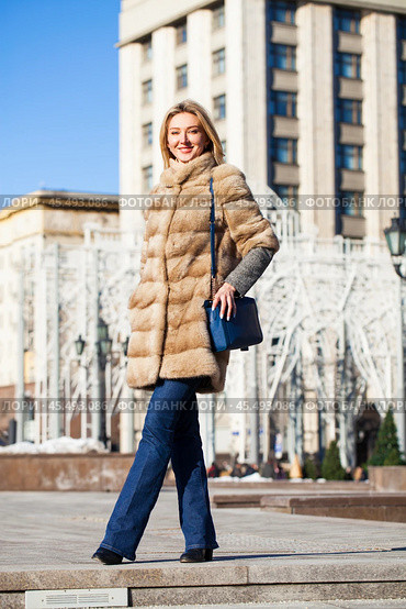 Young beautiful woman in winter coat. Стоковое фото, фотограф Андрей Аркуша / Фотобанк Лори