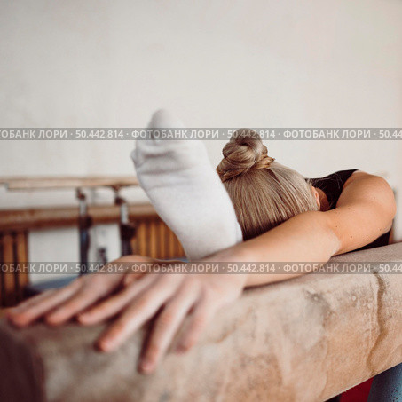 young blonde woman training balance beam. Стоковое фото, агентство Ingram Publishing / Фотобанк Лори