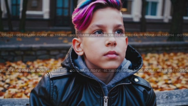 Young boy with dyed hair looking around in autumn. Стоковое видео, видеограф Данил Руденко / Фотобанк Лори