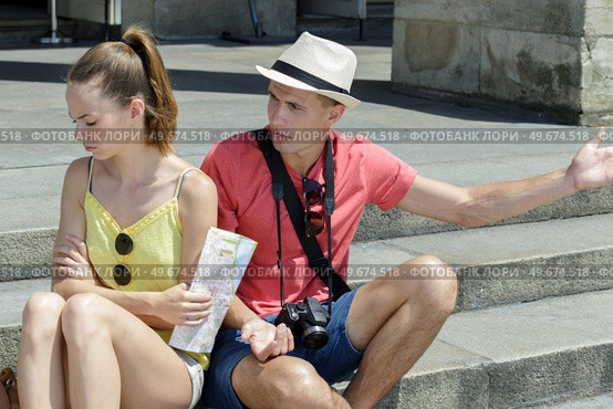 young boyfriend trying to explain to grumpy girlfriend. Стоковое фото, агентство Ingram Publishing / Фотобанк Лори