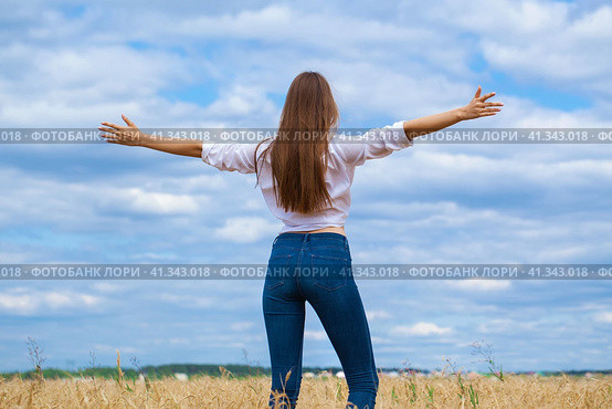 Young brunette woman in white shirt and blue jeans. Стоковое фото, фотограф Андрей Аркуша / Фотобанк Лори