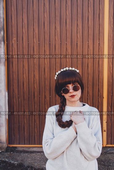 Young brunette woman with retro and hippy style. Стоковое фото, агентство Ingram Publishing / Фотобанк Лори