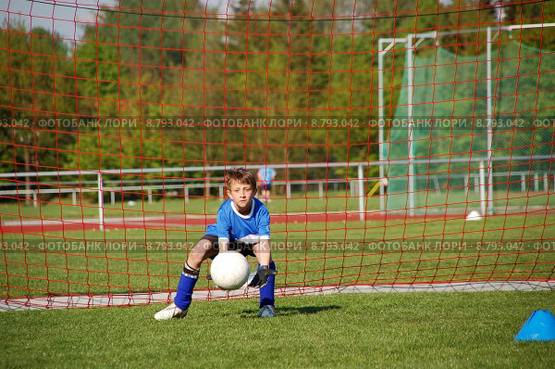 young child sport sports soccer. Стоковое фото, фотограф Andreas Hömer / Smarterpix / Фотобанк Лори