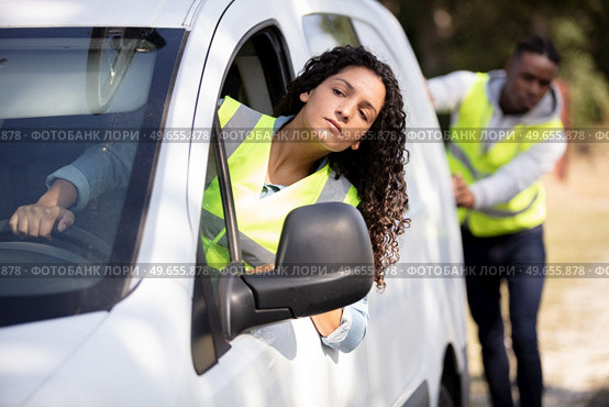 young couple after a car breakdown. Стоковое фото, агентство Ingram Publishing / Фотобанк Лори