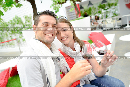 Young couple clinking glasses. Стоковое фото, агентство Ingram Publishing / Фотобанк Лори
