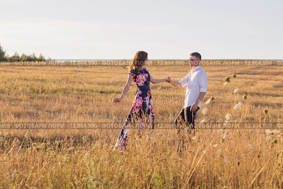 young couple outdoor. Стоковое фото, фотограф Майя Крученкова / Фотобанк Лори