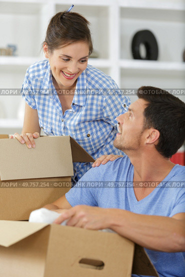 young couple packing boxes for moving to a new home. Стоковое фото, агентство Ingram Publishing / Фотобанк Лори