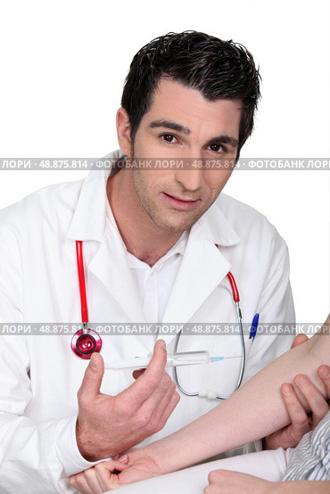 Young doctor giving an injection to a patient. Стоковое фото, агентство Ingram Publishing / Фотобанк Лори