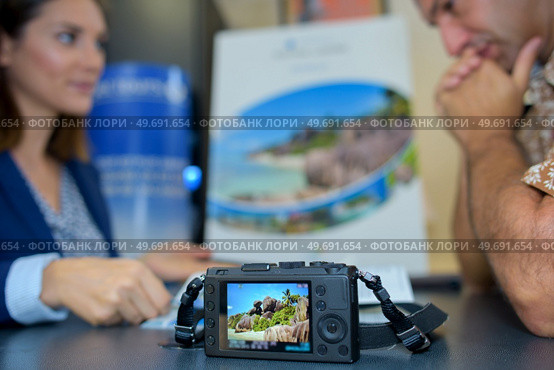 young female photographer learning by a master photographer. Стоковое фото, агентство Ingram Publishing / Фотобанк Лори