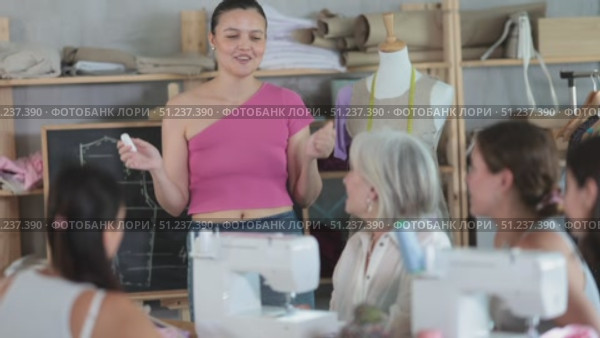 Young female teacher conducts master class on sewing. Стоковое видео, видеограф Яков Филимонов / Фотобанк Лори