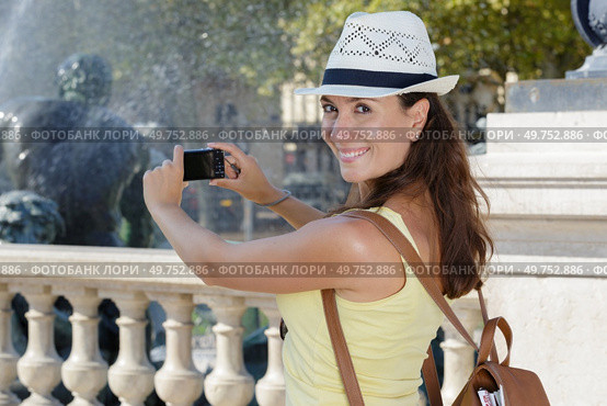 young female tourist taking photos outdoors. Стоковое фото, агентство Ingram Publishing / Фотобанк Лори