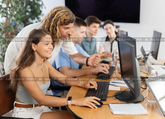 Young female trainee working at IT startup with male mentor. Стоковое фото, фотограф Яков Филимонов / Фотобанк Лори