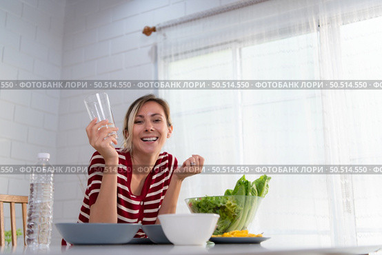 Young female with clean drinking water, which is important for her health, keeps her disease-free, and helps to brighten her skin. Стоковое фото, агентство Ingram Publishing / Фотобанк Лори
