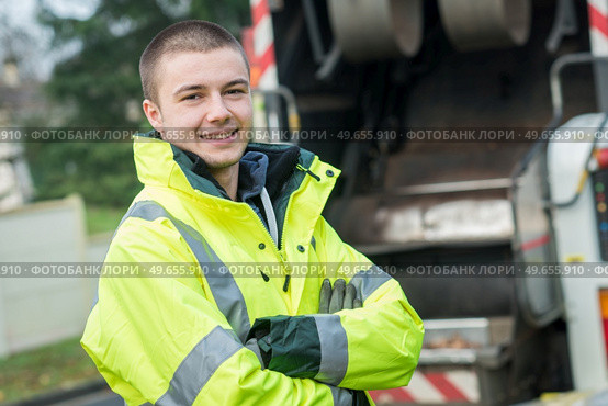 young garbage collector standing near his truck. Стоковое фото, агентство Ingram Publishing / Фотобанк Лори
