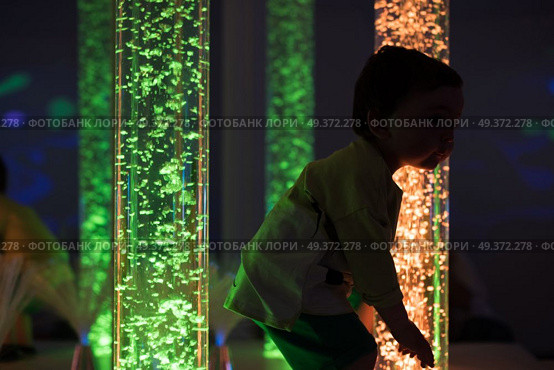 Young kid exploring snoezelen space. Young kid exploring a multi sensory space - snoezelen concept. Стоковое фото, агентство Ingram Publishing / Фотобанк Лори