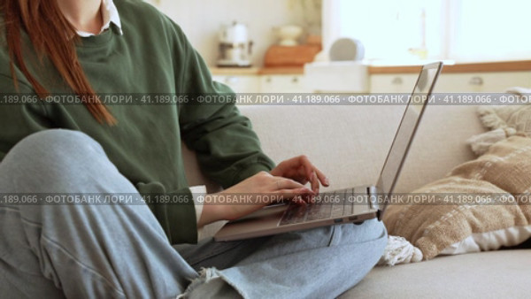 Young lady works at lap top at home. Стоковое видео, видеограф Юлия Паутова / Фотобанк Лори