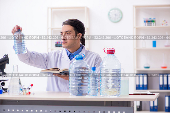 Young male chemist experimenting in lab. Стоковое фото, фотограф Elnur / Фотобанк Лори
