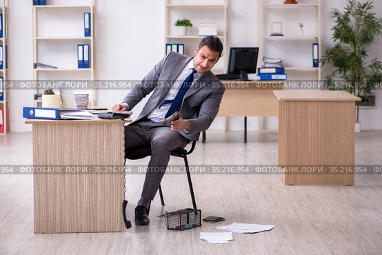 Young male employee and mousetrap in the office. Стоковое фото, фотограф Elnur / Фотобанк Лори