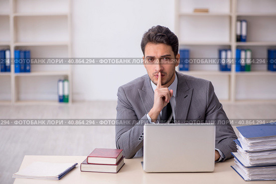 Young male employee working in the office. Стоковое фото, фотограф Elnur / Фотобанк Лори