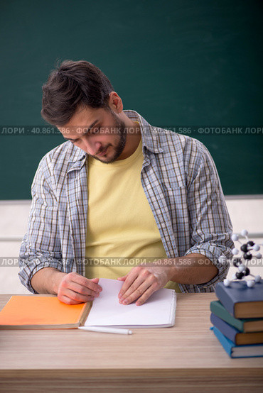 Young male physicist student in the classroom. Стоковое фото, фотограф Elnur / Фотобанк Лори