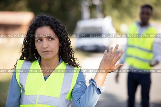 young man and woman argue near broken down car. Стоковое фото, агентство Ingram Publishing / Фотобанк Лори