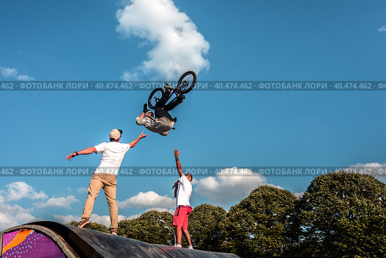 Young man doing tricks in the air on a BMX bike. BMX rider (2018 год). Редакционное фото, фотограф Iva Noel / Фотобанк Лори