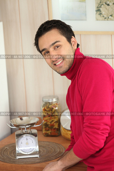 young man in a kitchen. Стоковое фото, агентство Ingram Publishing / Фотобанк Лори