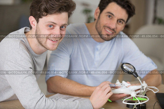 young man learning to fix a drone. Стоковое фото, агентство Ingram Publishing / Фотобанк Лори