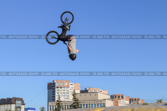 Young man makes a revolution in air on bike during the event jump aeromat in the Perm Region. Стоковое фото, фотограф Светлана Додух / Фотобанк Лори