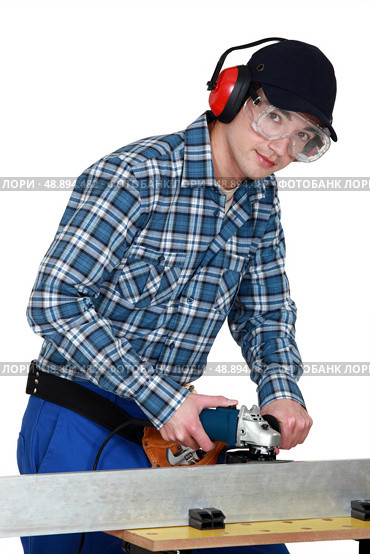 Young man using hacksaw. Стоковое фото, агентство Ingram Publishing / Фотобанк Лори