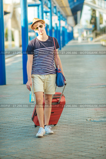 Young man waiting for the train at the railway station. Man with suitcases. Стоковое фото, фотограф Наталья Давыдова / Фотобанк Лори