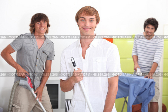 Young men doing household chores. Стоковое фото, агентство Ingram Publishing / Фотобанк Лори