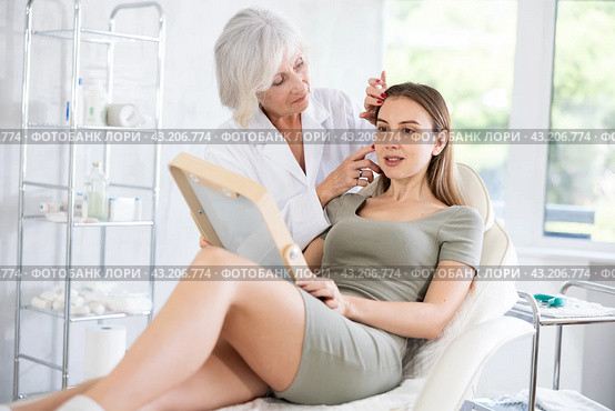Young patient with mirror. Стоковое фото, фотограф Яков Филимонов / Фотобанк Лори