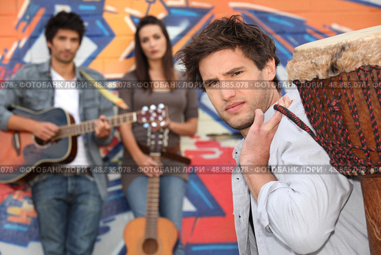 Young people with guitars and drums. Стоковое фото, агентство Ingram Publishing / Фотобанк Лори
