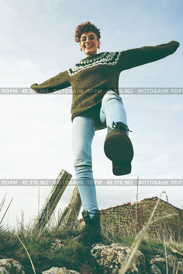 Young redhead woman enjoying the day in nature. Стоковое фото, агентство Ingram Publishing / Фотобанк Лори