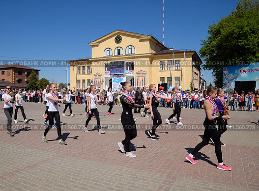 Young sportsmen of city sports schools. Celebrating the first of May, the day of spring and work. May Day parade on the Theater Square in the city of Slavyansk-on-Kuban. (2018 год). Редакционное фото, фотограф Леонид Еремейчук / Фотобанк Лори