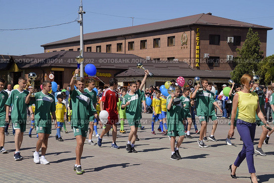 Young sportsmen of city sports schools. Celebrating the first of May, the day of spring and work. May Day parade on the Theater Square in the city of Slavyansk-on-Kuban. (2018 год). Редакционное фото, фотограф Леонид Еремейчук / Фотобанк Лори