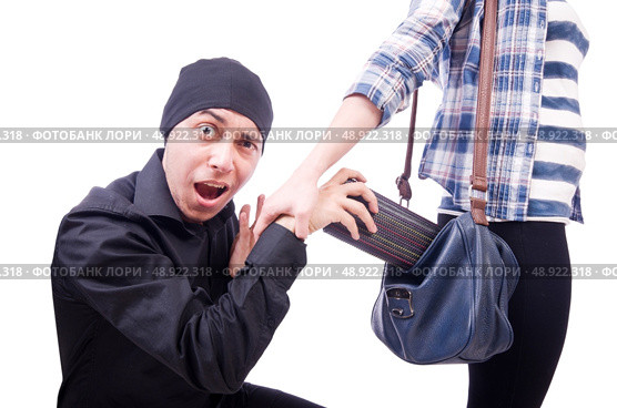 Young thief stealing woman’s bag. Стоковое фото, агентство Ingram Publishing / Фотобанк Лори
