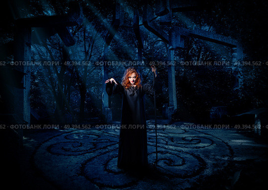 Young witch in night forest. Стоковое фото, агентство Ingram Publishing / Фотобанк Лори